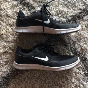 Black Nike Tennis Shoes